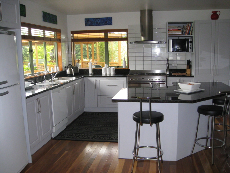 White Kitchen Cabinets with Black Countertops | 800 x 600 · 480 kB · jpeg | 800 x 600 · 480 kB · jpeg